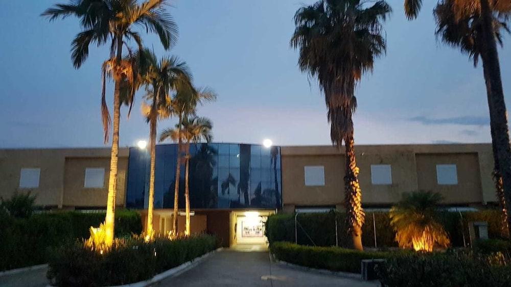 Liverpool Hotel & Motel