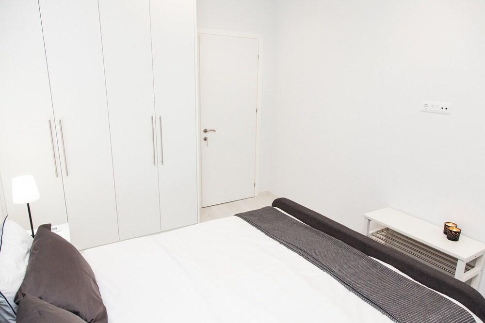 Modern Glamorous Apt in Athens DT Room