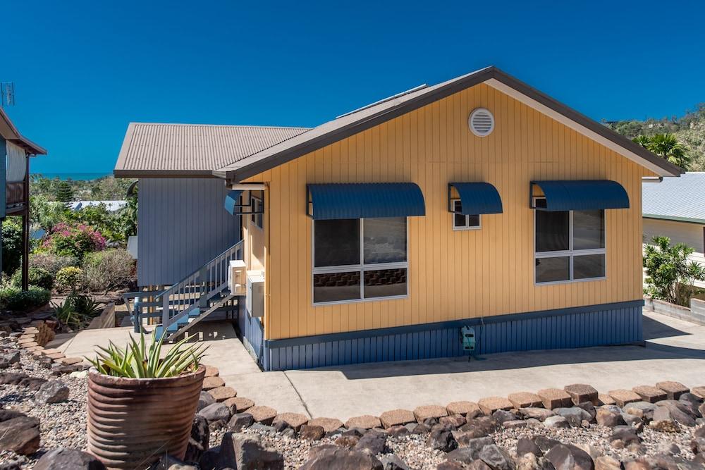 Sunset Escape - Cannonvale Property Grounds