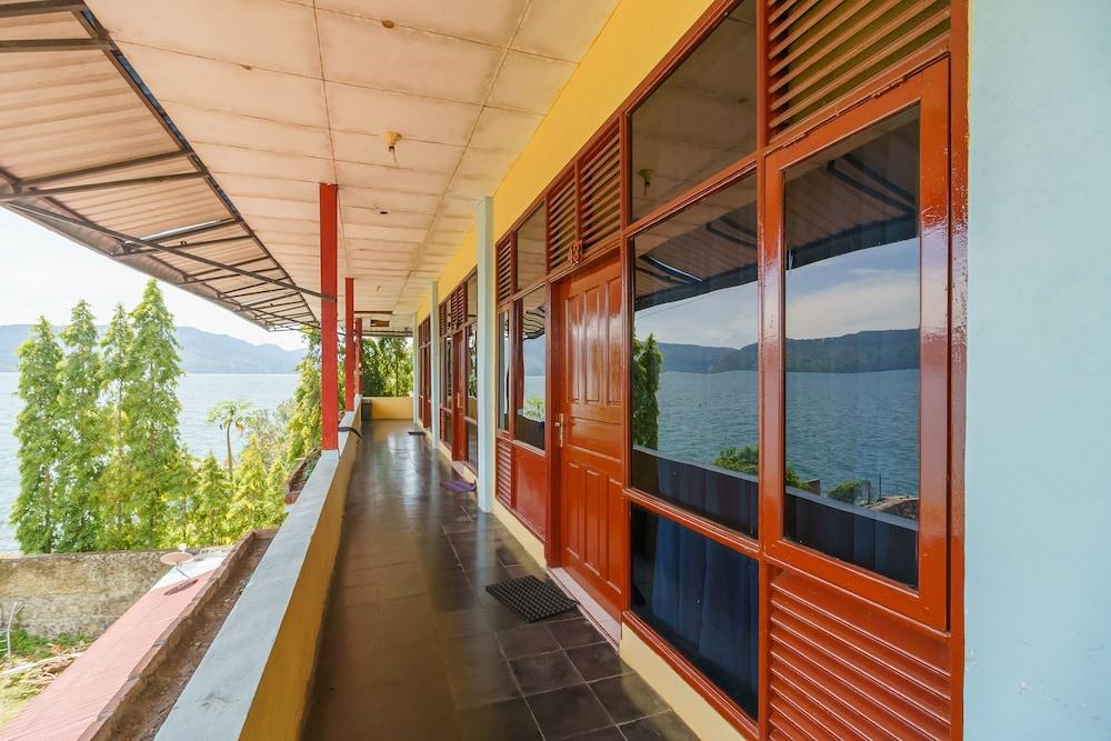 RedDoorz @ Tuktuk Danau Toba Exterior