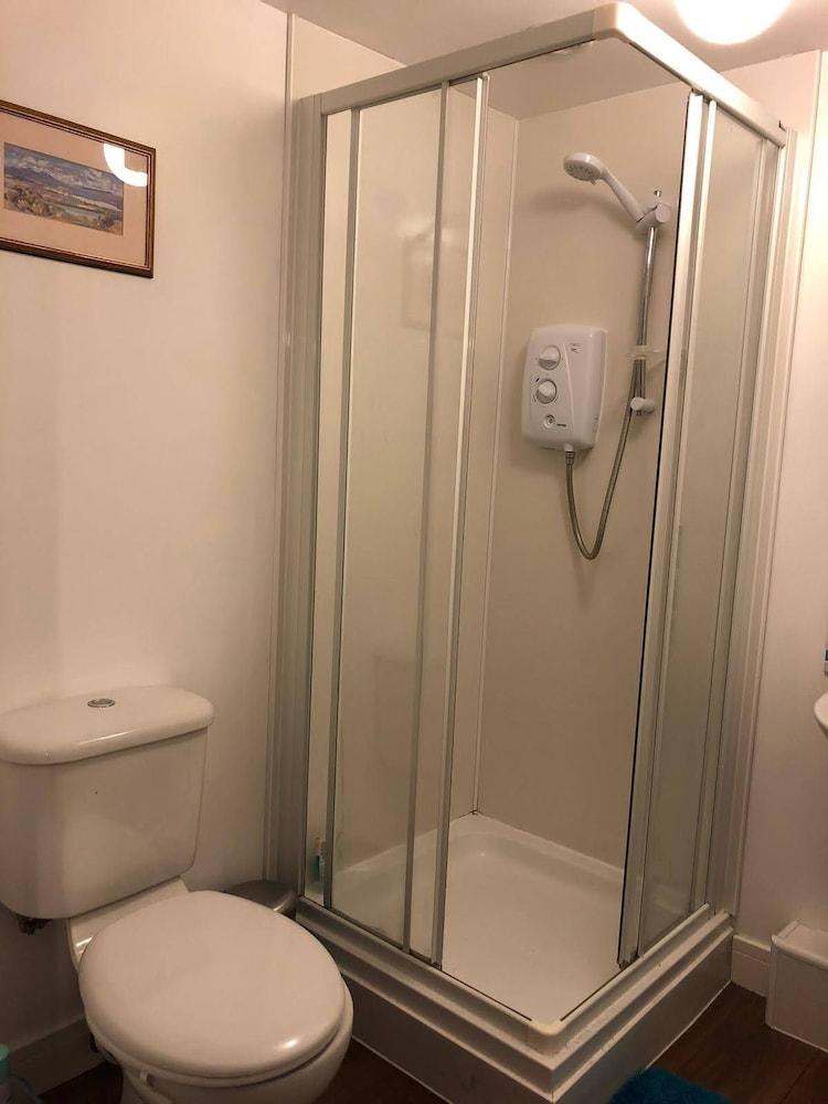 Steading Holidays - Ocean View Bathroom
