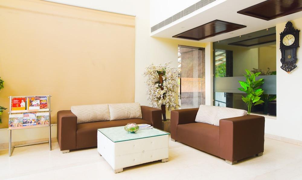 Treebo Q-Cent Lobby
