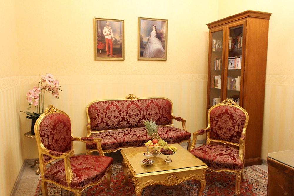 Opera Suites - Self Check-in Lobby Lounge