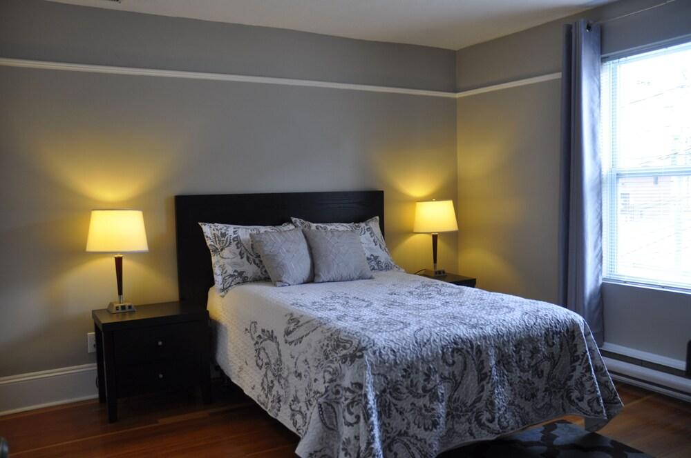 Moncton Suites - 267 Universite Ave Room