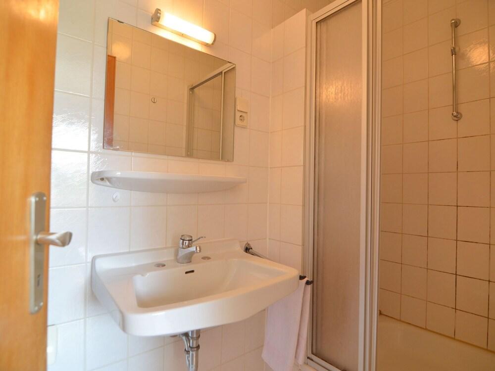 Serene Apartment in Falkenstein near Farm & Museum Bathroom