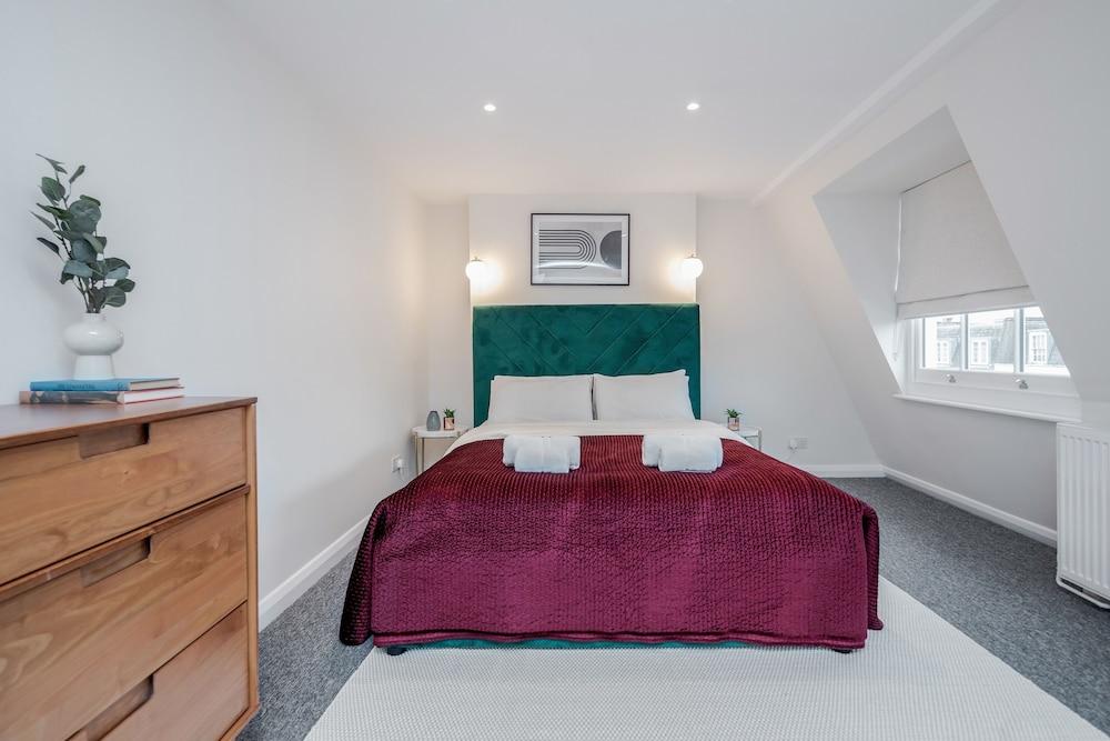 Stunning 2 Bedroom Duplex Apt in Center of Camden Room