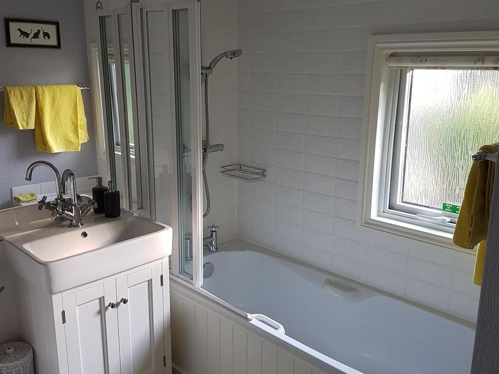 Quaint Holiday Home in Hastings With Patio Bathroom
