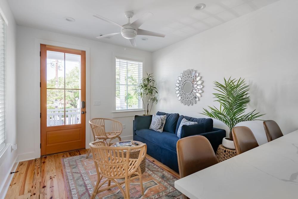 The Quarters on Spring Room