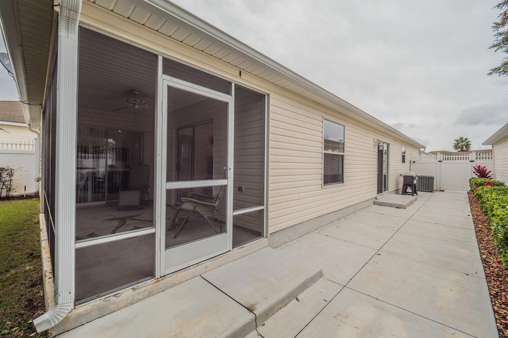 أودري ليْن 555 باي وايت بيليكا نجا را