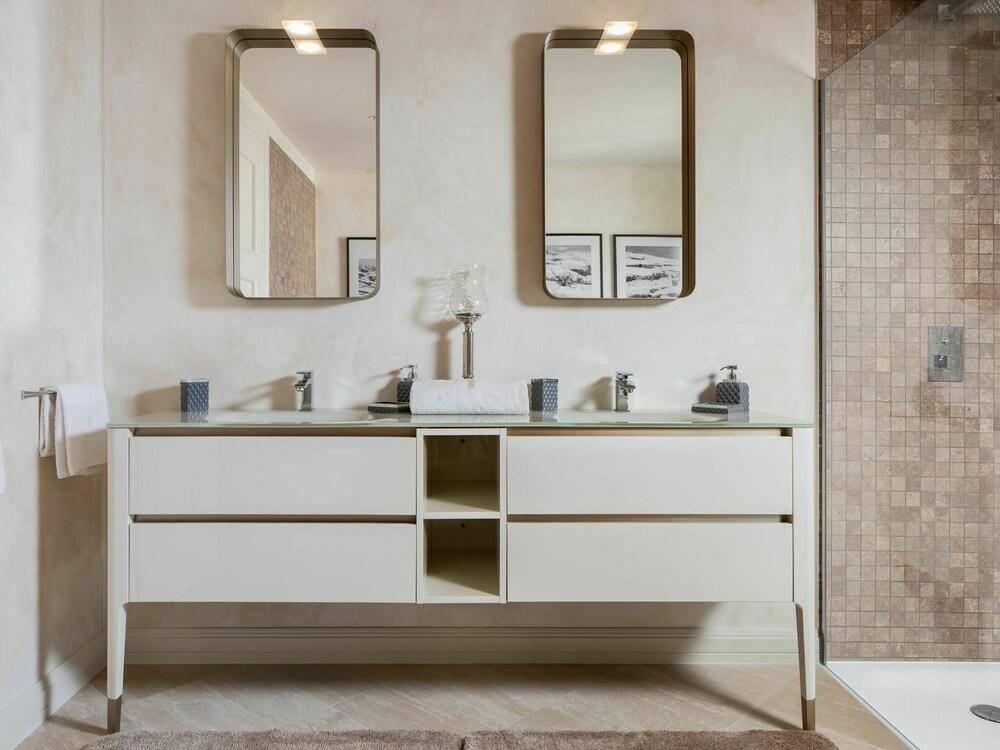 Plushy Villa With Artistic Interiors & Pool in Vabriga Bathroom