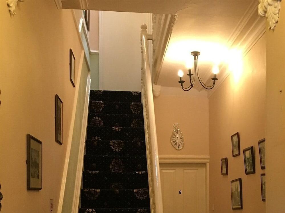 بورتون فيلا جيست هاوس الردهة