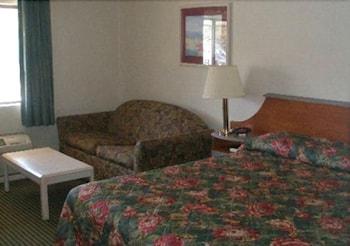 Econo Lodge Near Plymouth State University Guestroom