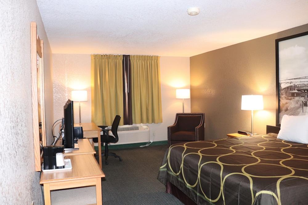 Super 8 by Wyndham Sheldon Room