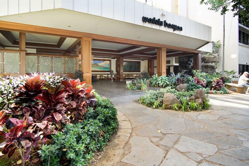 Waikiki Banyan - Ocean View Tower 1 Suite 2214 Property Grounds