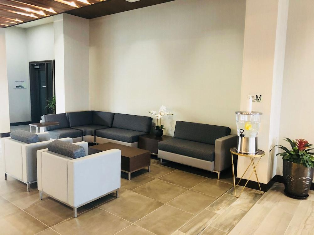 Wingate by Wyndham Kamloops Lobby Sitting Area