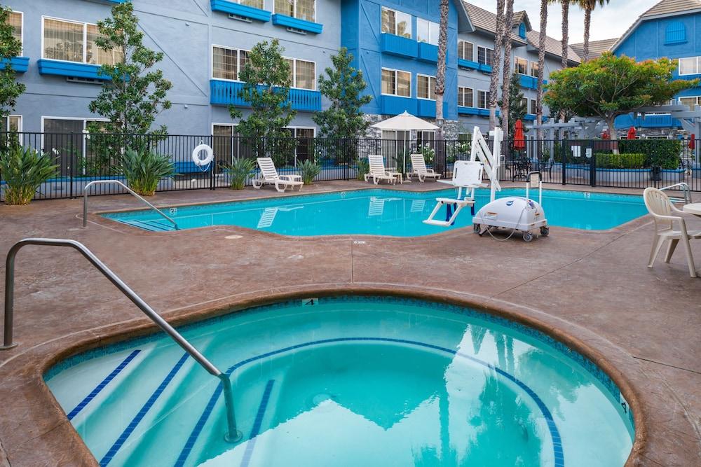 أجور هوتل آند سويتس، تريدمارك كوليكشن باي ويندام حمام سباحة مكشوف