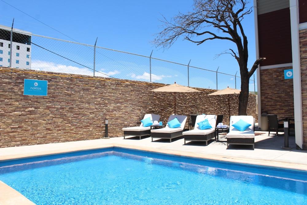 NOKTOS Extended Querétaro Outdoor Pool