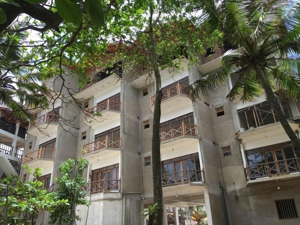Aussie Swiss Beach Resort Exterior