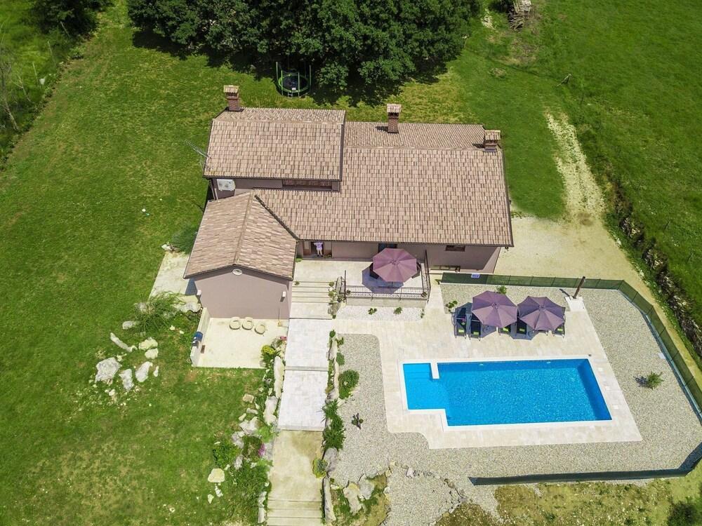 Spacious Villa With Private Swimming Pool in Motovun Exterior