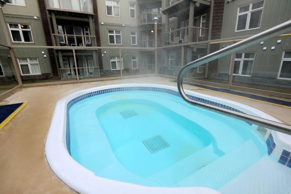 WindTower Resort - 1 BR Suite or 1 Single Room Outdoor Spa Tub