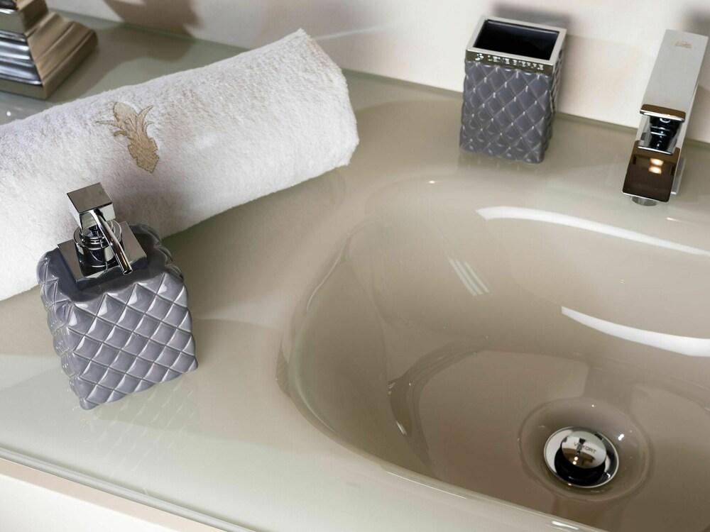 Plushy Villa With Artistic Interiors & Pool in Vabriga Bathroom