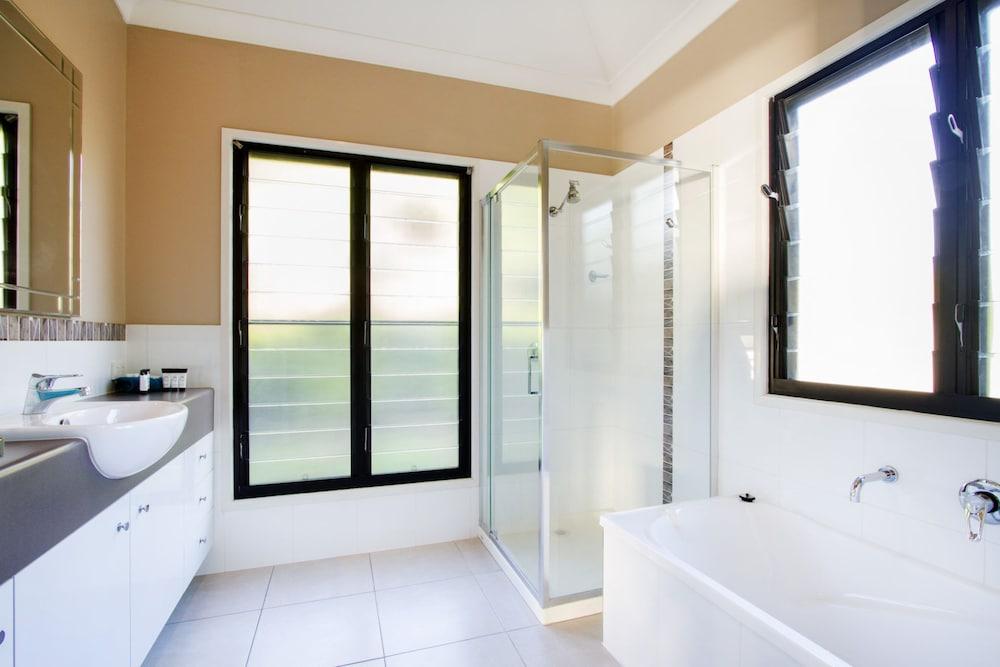 Larimar on Turtle Bay Bathroom