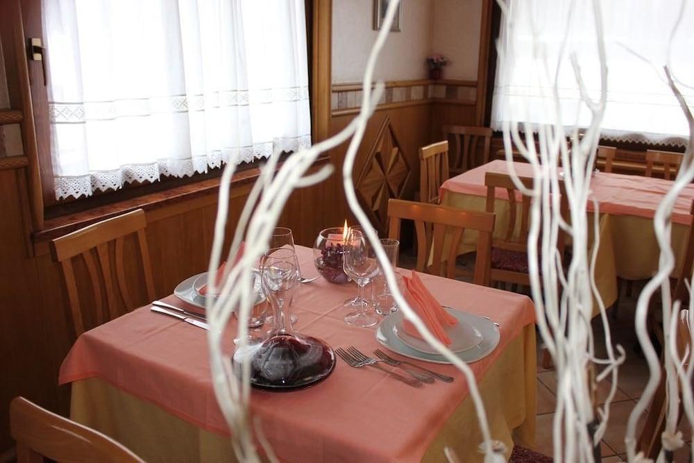 Albergo Miramonti La Pozza Interior Detail