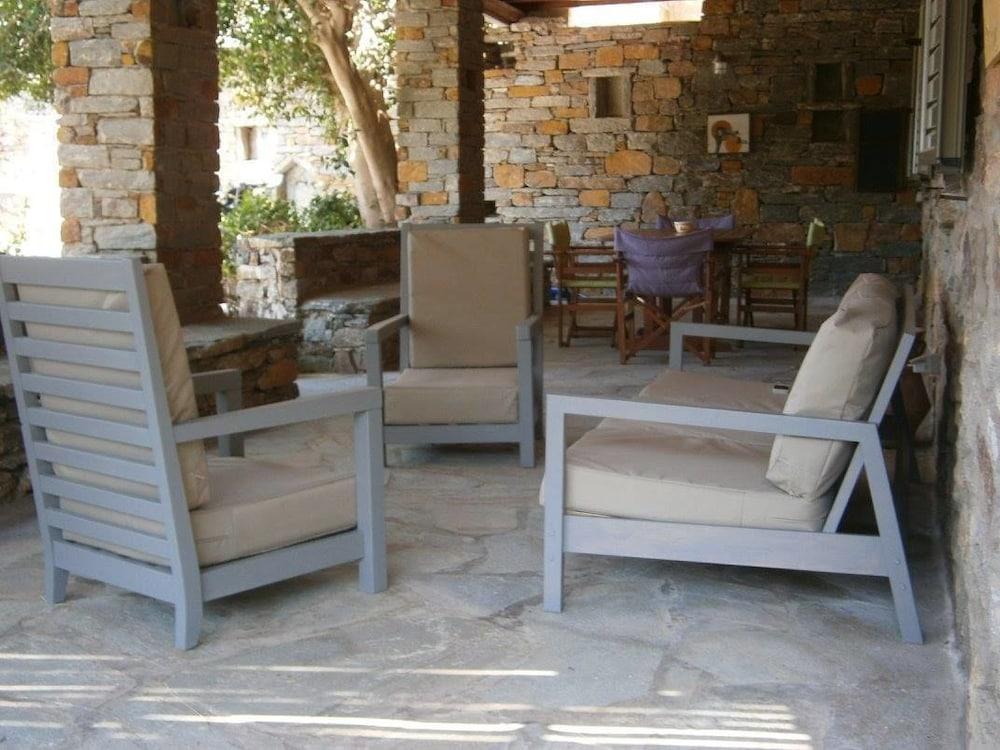 Elea Koundouros Room