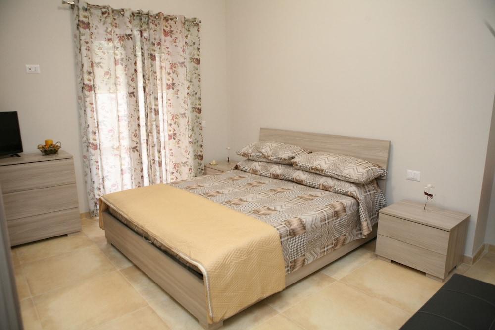 تيتوس آند كايوس بيد آند بريكفاست الصورة الأساسية