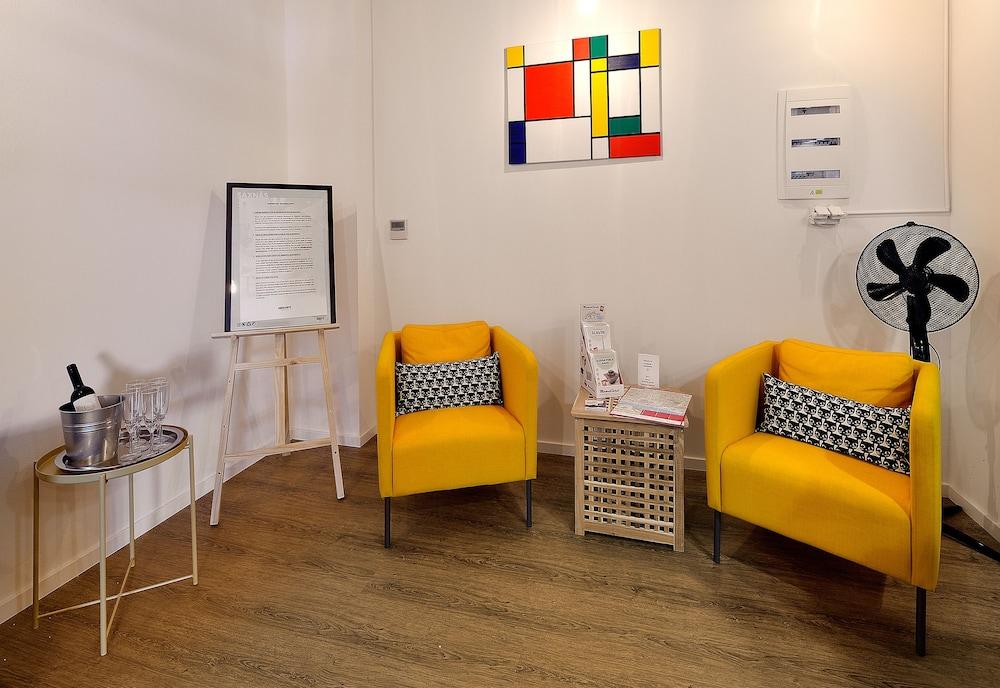 Self Check-in Apartments by Ambiente Reception