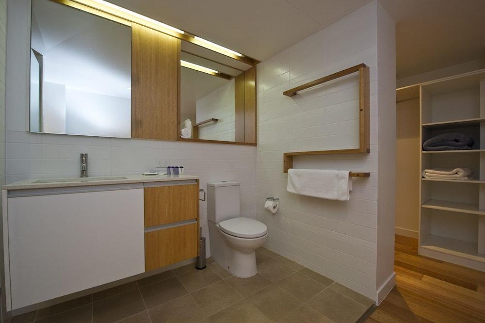 Maggies Beachfront Apt. 9 Bathroom