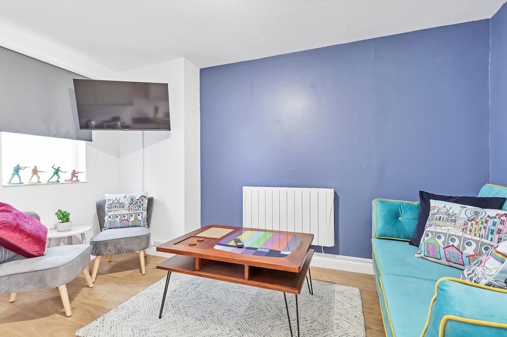 Right On : Bright On Apartment 1A | By My Getaways Living Area