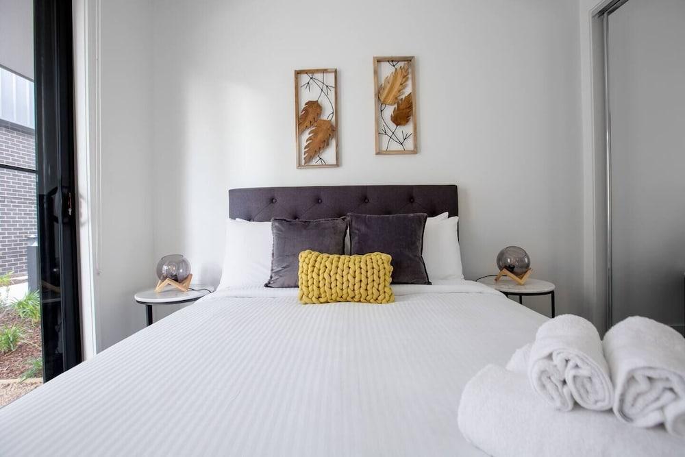 Elegant Stylish Living@mooneeponds Wifi/parking Room