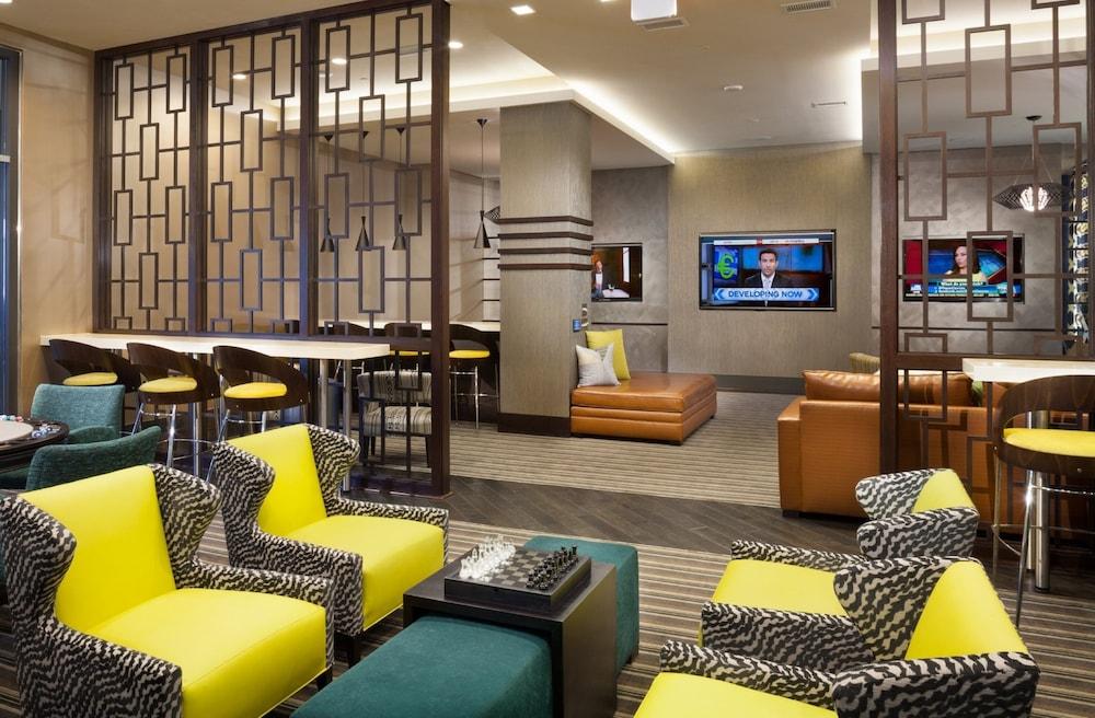Bluebird Suites in Reston Lobby Sitting Area