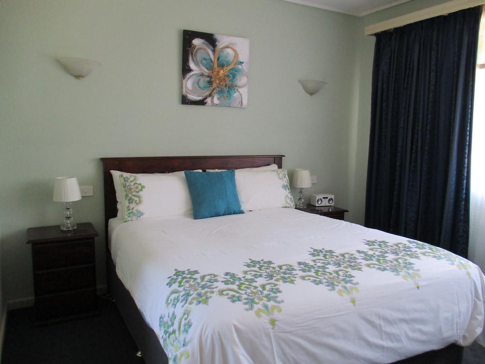 Kaniva Midway Motel Room