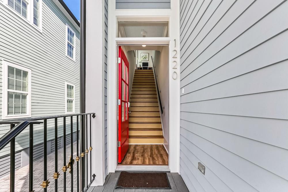 Chic 4 BR Condo - Large Pool - Perfect Location Interior Entrance