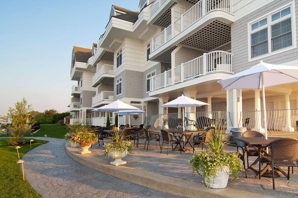 Water's Edge Resort & Spa Exterior
