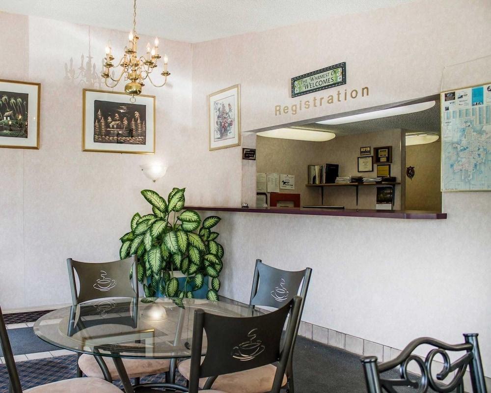 Rodeway Inn Findlay Lobby