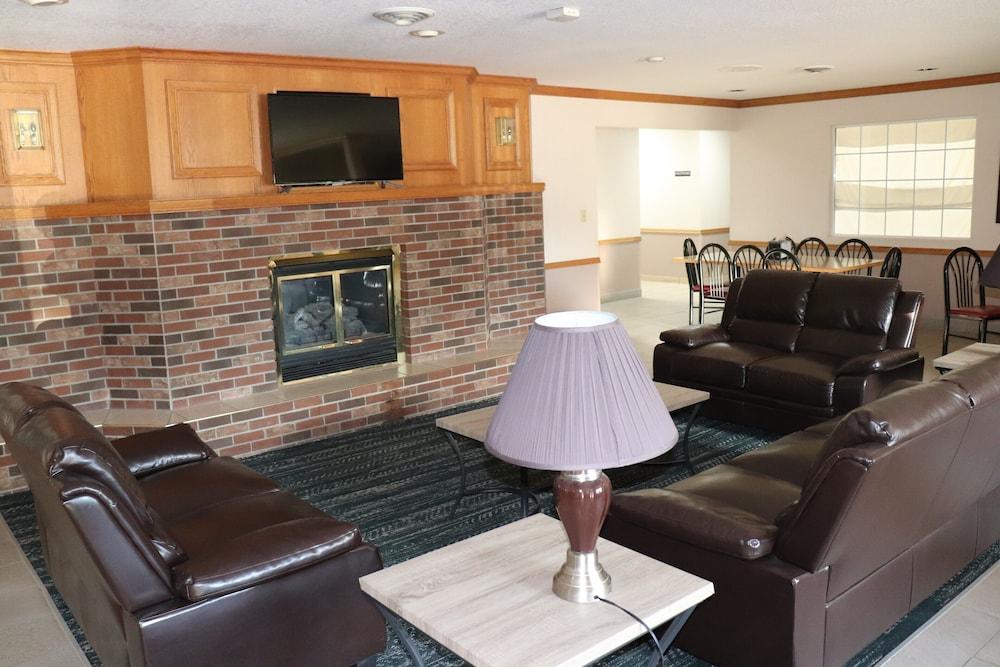 Super 8 by Wyndham Sheldon Lobby Sitting Area