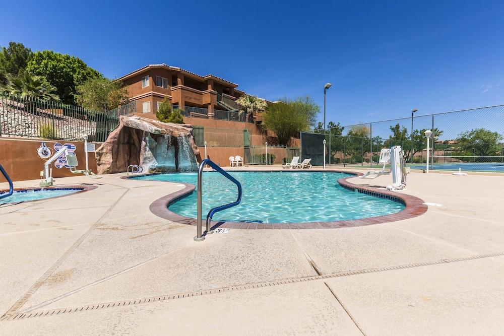 Mojave Edge Outdoor Pool