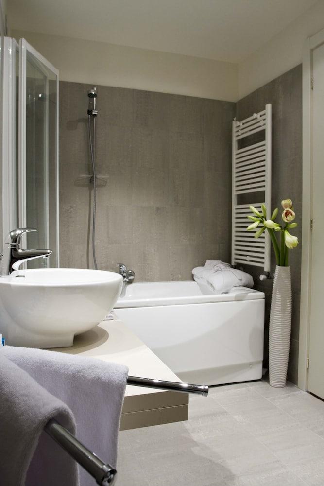 Hotel Cube Room