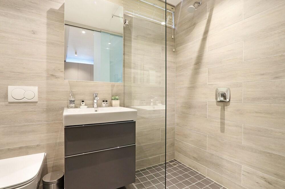 117 on Strand 1505 Bathroom