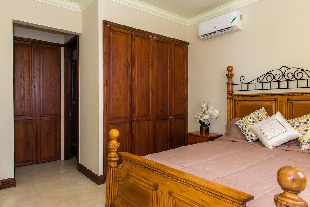 Kinsgton Modern Duplex Apartment with Pool Room