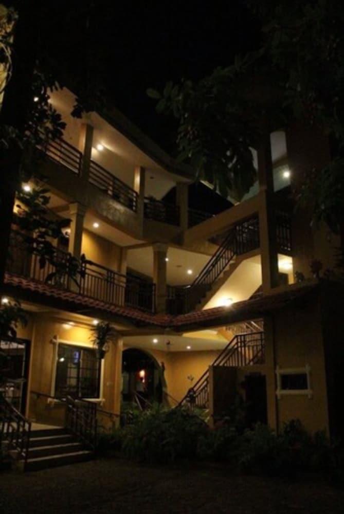 Aparthotel La Cordillera Exterior