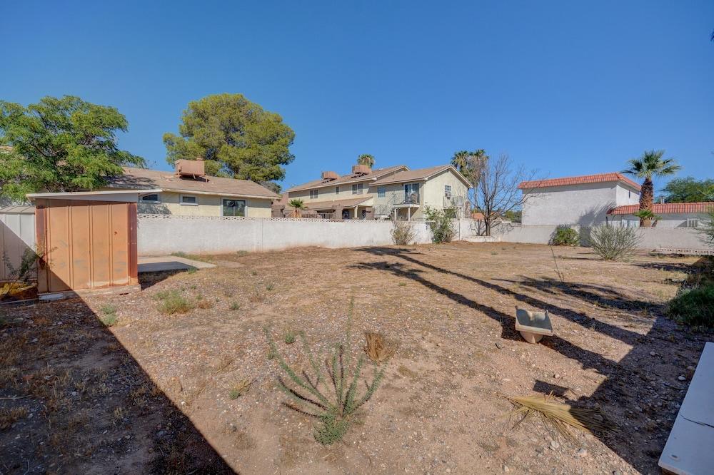 Luxurious 4BR House with Large Pool Near Strip Property Grounds
