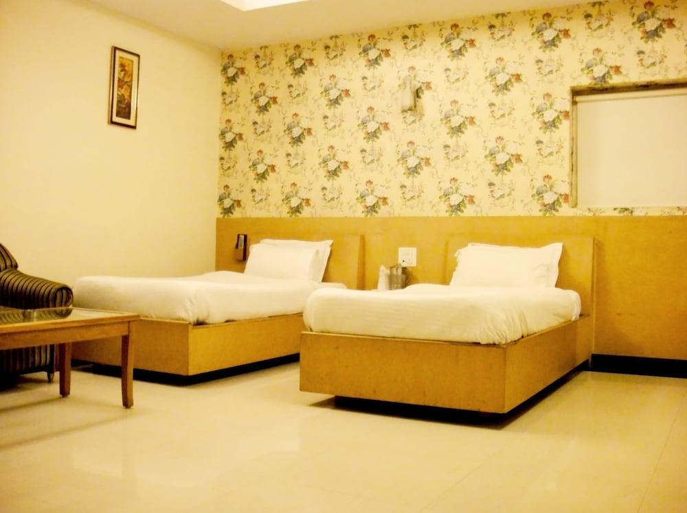 Hotel PR Residency Room