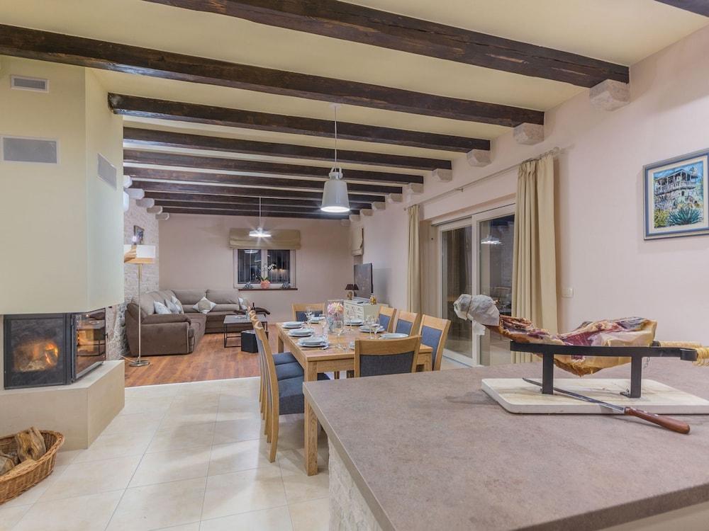 Spacious Villa for up to 8 Persons With Private Pool, Garden, BBQ, AC