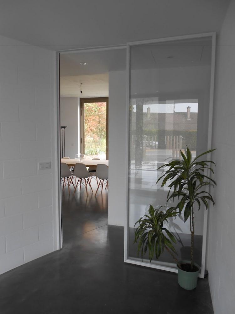 Dimensions M Interior Entrance