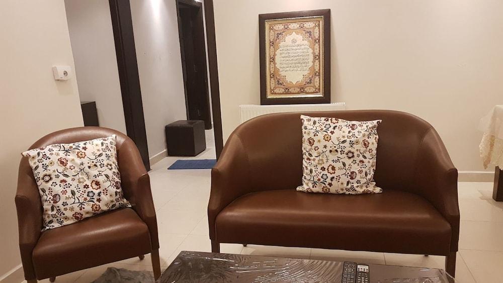 شقة جديدة من غرفة نوم واحدة على طريق المطار غرفة