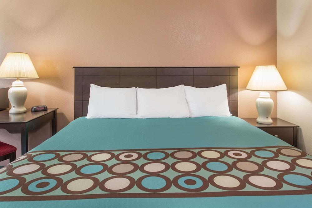 Super 8 by Wyndham Austin MN Room